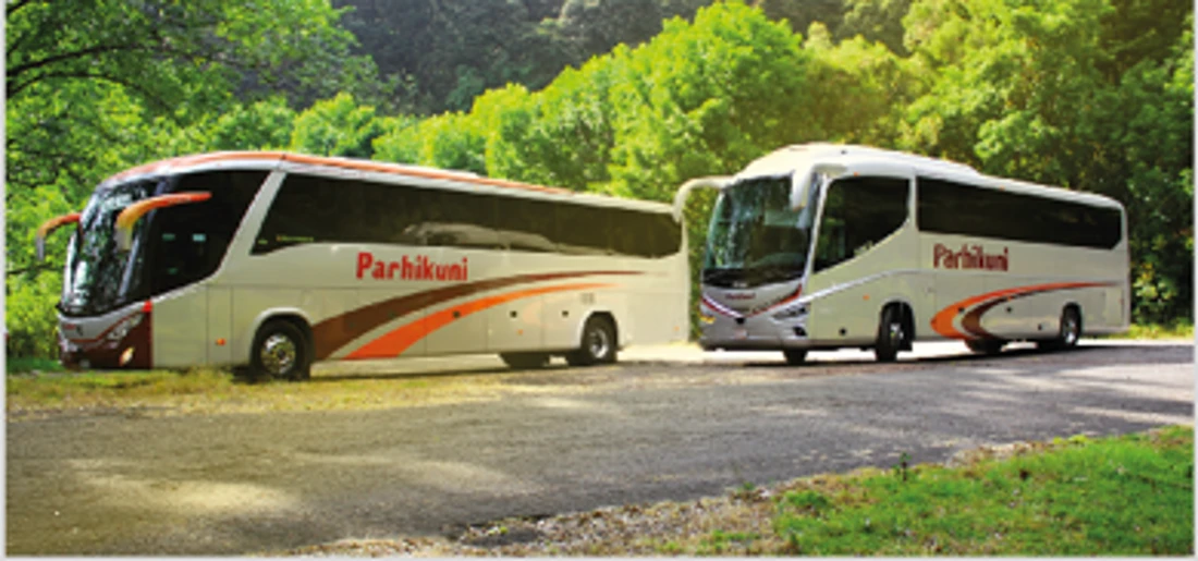 Autobuses Parhíkuni en un entorno natural; recorte de la referencia proporcionada
